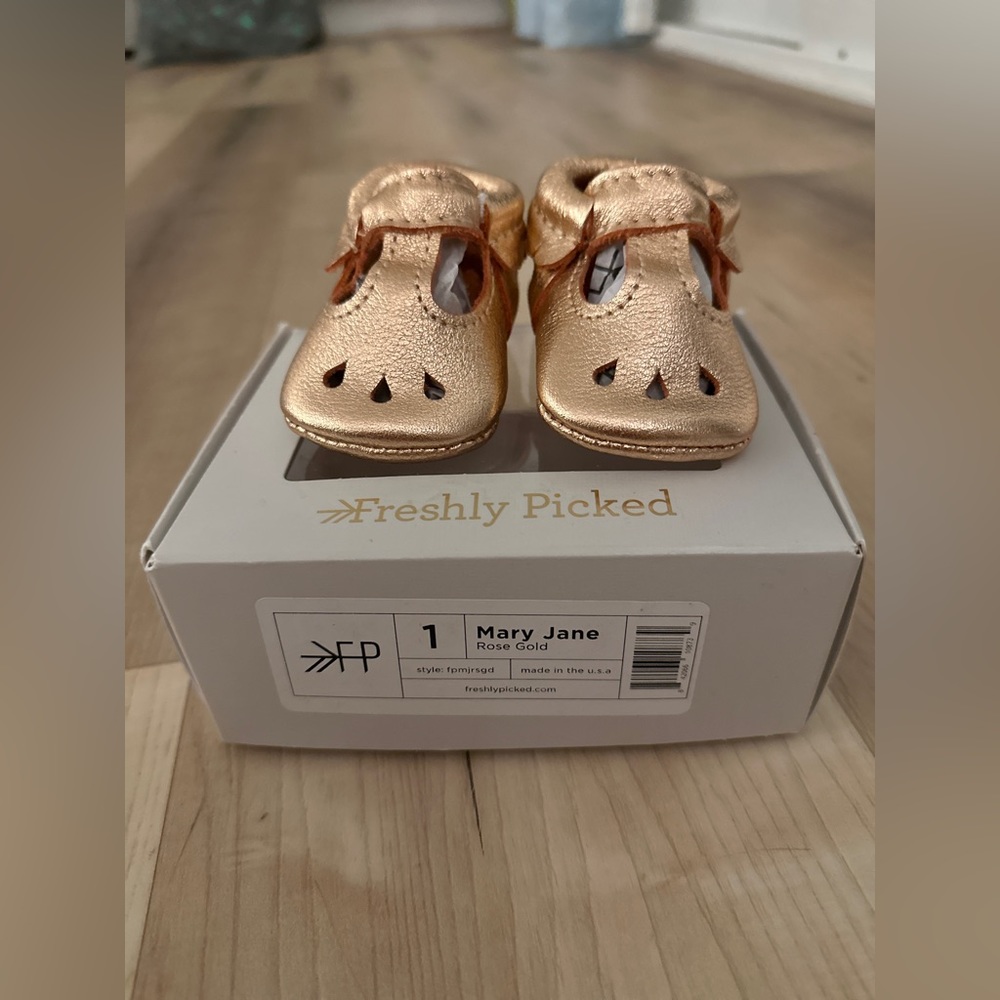 Freshly Picked rose gold “t” strap Mary Janes size 1 - Picture 2 of 5